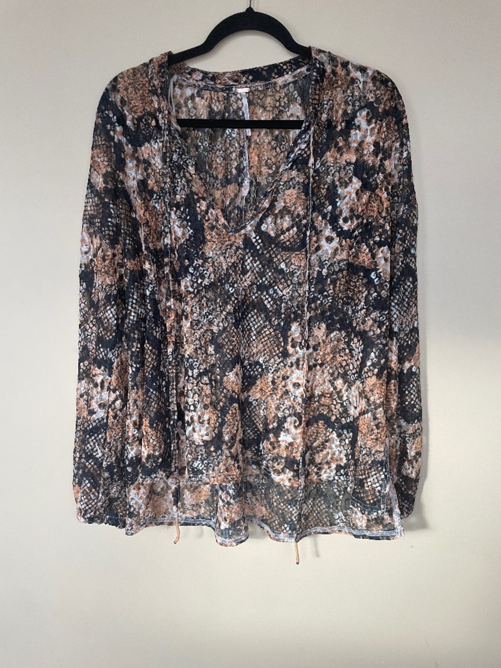 Bohemian v-neck shear-orange cream black top--women's small--nwot